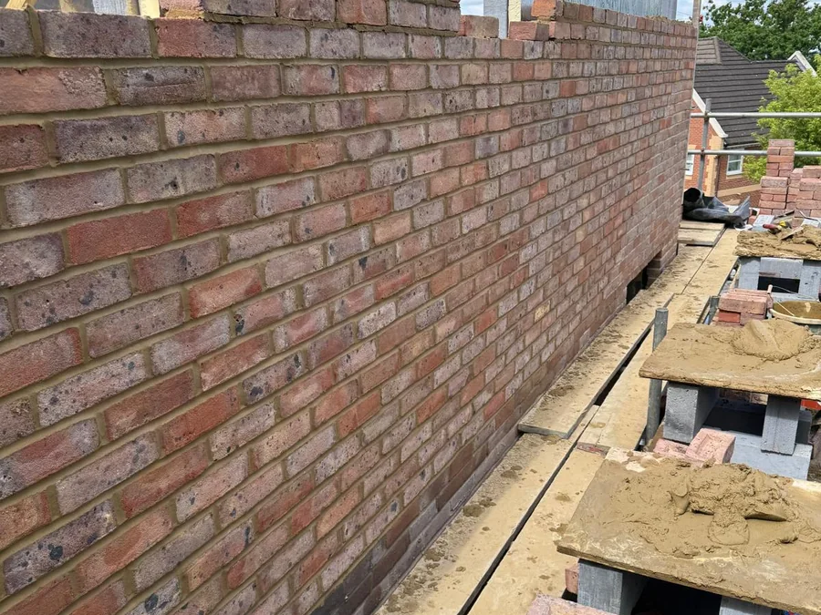 Cavity-wall brickwork with insulation and wall ties
